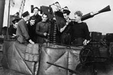 Brentnall, White, Millar, Craig K McIver and A McIver on 2 pdr gun, HMS Queen of Thanet, April 1942